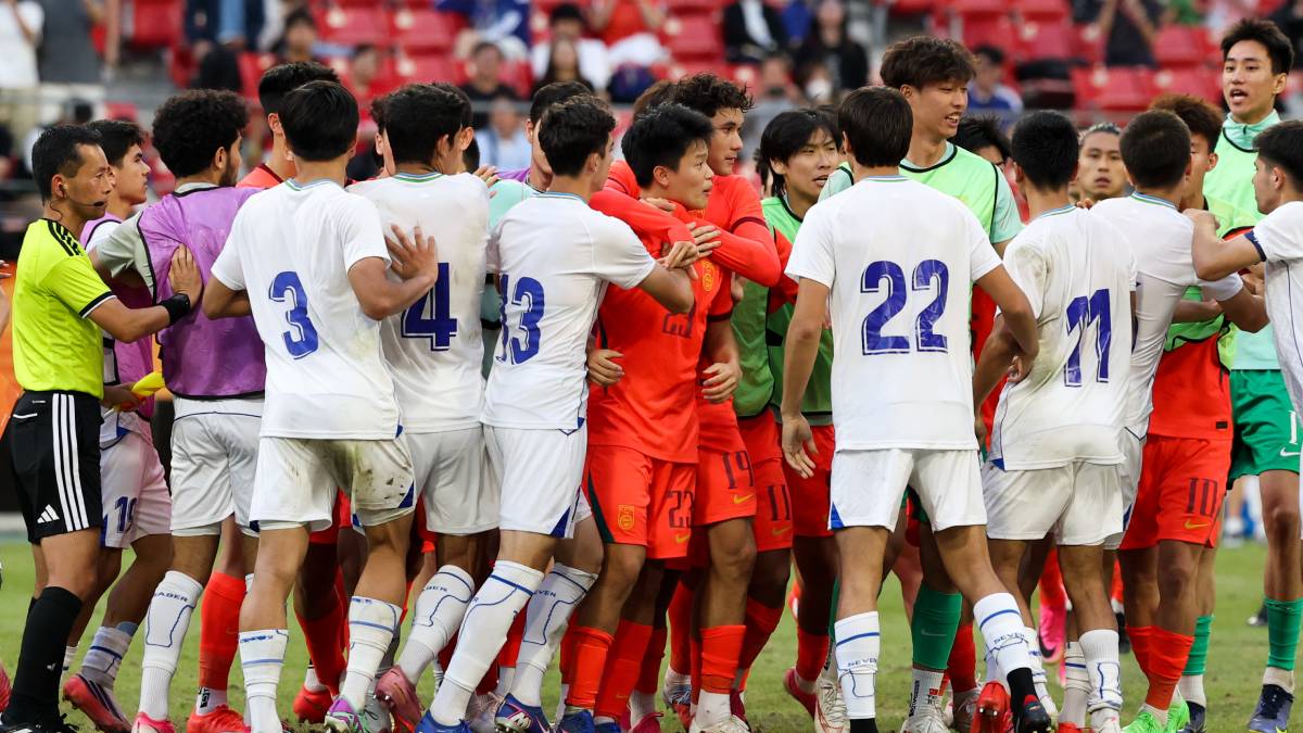 アジア大会3位決定戦で乱闘騒ぎ「中国の選手が2度“首を絞められる”」事態に…銅メダル決定のPK戦中に両軍が激しく衝突